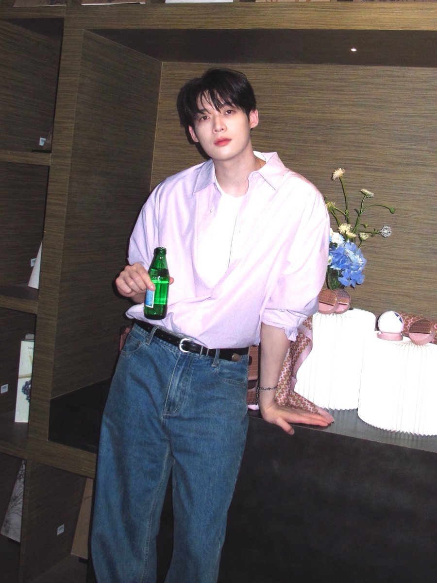 yoohyepham's tweet photo. #YOONSIK_SIWOO_PFWSS27 #PARKSIWOOPFWSS27 #KIMYOONSIKPFWSS27
Hôm nay sẽ là Yoon Do Gun? Joo TaeSun hay là Kim Yoon Sik đây? https://t.co/gvzcw6USGy
