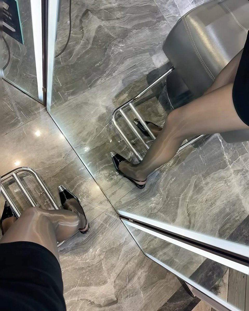 GeorgeFosti52b's tweet photo. 丝袜这么薄没穿内内去外面勾引你会视奸我吗啊啊啊啊 #母狗 #反差 #妈妈 https://t.co/esSyG6ARdL
