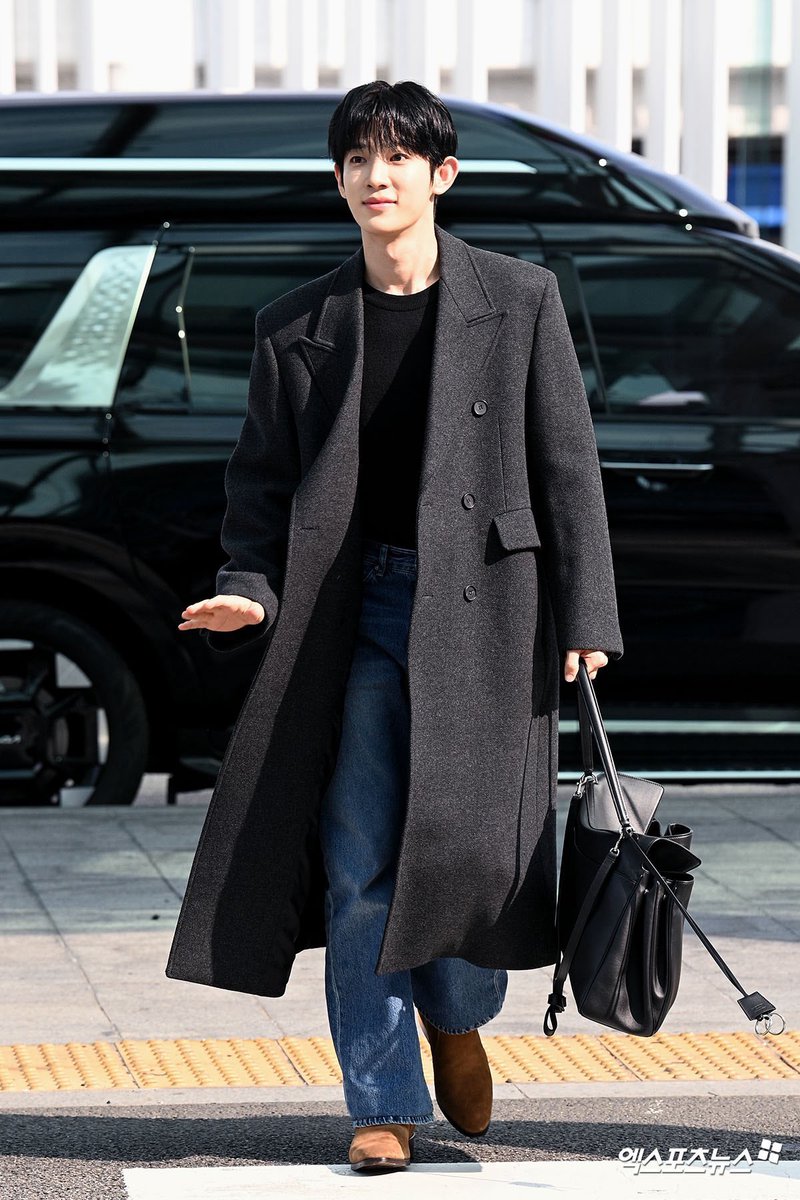 jester_my's tweet photo. Trời ơi outfit nay đỉnh quá
My guuuuuuu😭😭😭😍😍😍

PARK SIWOO IN PARIS

#PARKSIWOO
#PARKSIWOOPFWSS27￼ https://t.co/khQ3vvKMA7