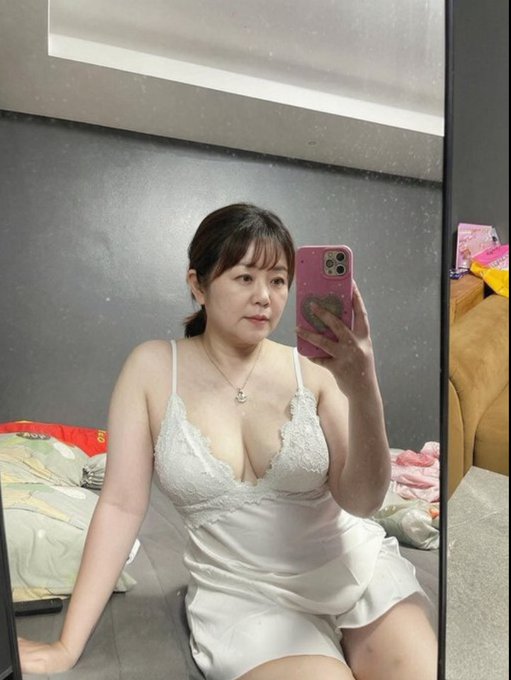 FeuzJohn's tweet photo. 正直熟女好きでもこれは引く…？ https://t.co/xLMTRpJ1H1