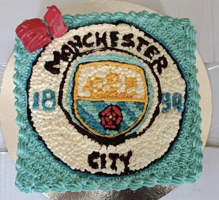 dre_gio's tweet photo. @MCSCIndonesia Karna ortu tau dari dulu aku fans city, mereka ngide bikin kue bentuk logo man city wkwkw itu 7 tahun yang lalu. https://t.co/3p2h5fUOBT