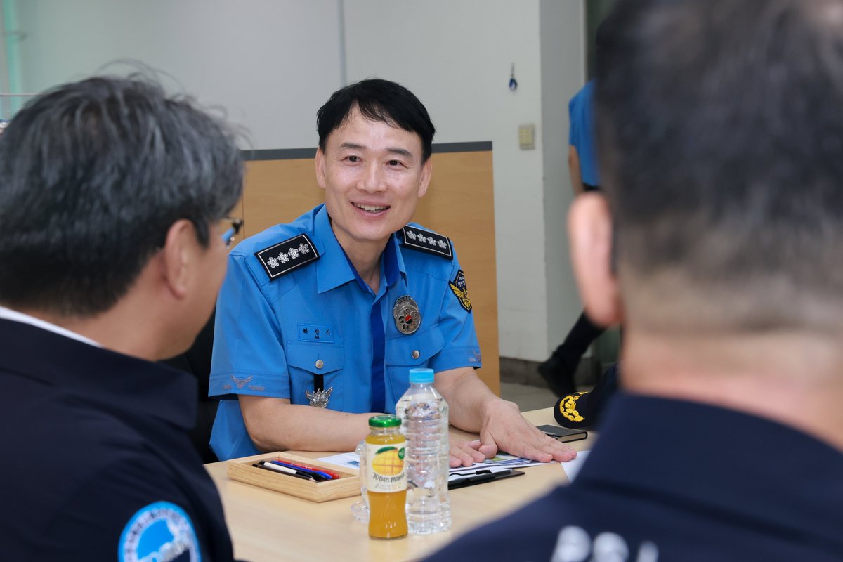 hamansik_kcg's tweet photo. 추석 연휴 바닷길 안전관리 상황을 국민 여러분께 보고드립니다.

9월 24일, 저는 인천항 연안여객터미널과 인천항VTS를 찾아 여객선 이용객 안전대책과 주요 항로의 관제·비상대응체계를 점검했습니다.

국민 여러분께서 안심하고 고향을 오가실 수 있도록 추석 연휴에도 바다를 빈틈없이 지키겠습니다.

#해양경찰청 #추석연휴 #해양안전