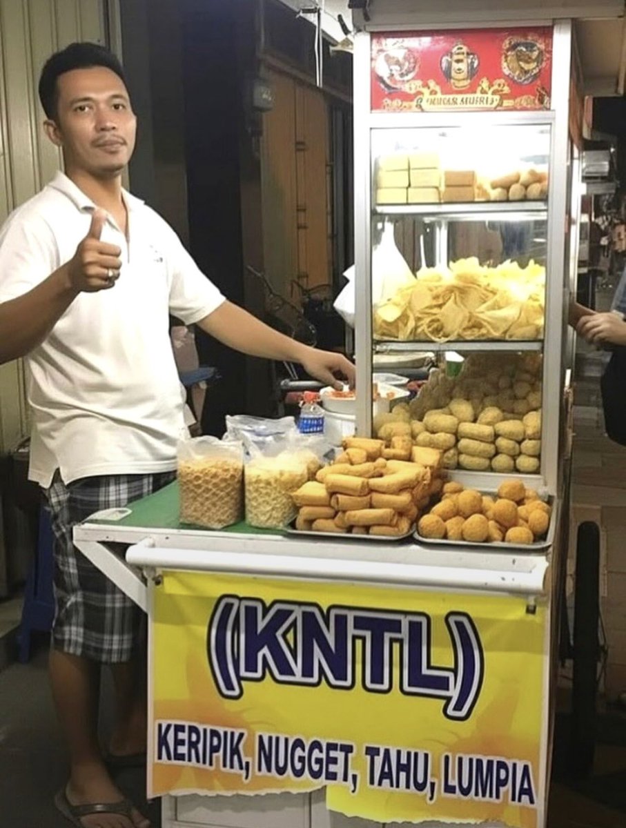 yasinMatchaLtte's tweet photo. Aku: Pak! saya mau Keripik, Ondol(singkong), Nugget, Tahu, Ombus2, &amp; Lumpia. 

Si bapak: siap! https://t.co/fPYk6MuUxR