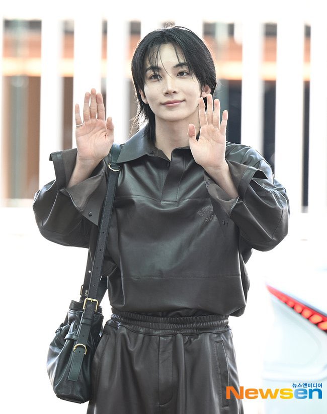 sounds_of_cheol's tweet photo. jeonghan for givenchy for paris fashion week! https://t.co/jpzvByk1lR