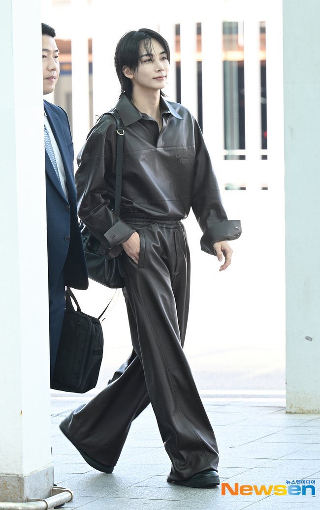 sounds_of_cheol's tweet photo. jeonghan for givenchy for paris fashion week! https://t.co/jpzvByk1lR