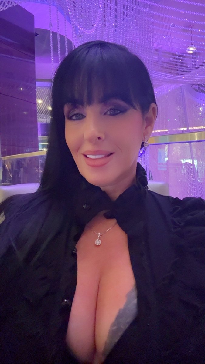IAMSAPPHIRESTAR's tweet photo. A little darker. A little mysterious. Still making connections. 🖤✨
Networking at The Cosmopolitan, meeting new people, and staying open to what the right conversation can lead to. 💎🥂
#LasVegasNetworking #CreativeEntrepreneur #LasVegasLife https://t.co/pSfjwbsrQi