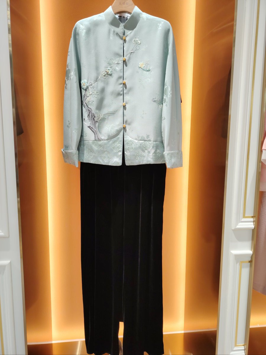 Elenaa77395253's tweet photo. [Easily fall in love with the trendy 易恋褂, the must-have item for this season!] https://t.co/6B9SNH60qH