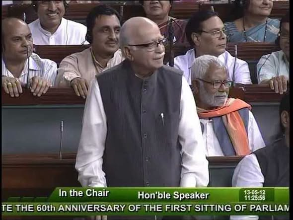 sumit1kalra's tweet photo. 8 अगस्त 2012 का वह दिन याद कीजिए, जब लालकृष्ण आडवाणी जी ने संसद में 2008 के Cash-for-Votes प्रकरण का संदर्भ देते हुए सत्ता बचाने के लिए धनबल के इस्तेमाल पर सवाल उठाया था।

2008 में मनमोहन सिंह सरकार के विश्वास मत के दौरान भाजपा के तीन सांसदों ने लोकसभा में नकदी के बंडल दिखाकर आरोप लगाया था कि उन्हें सरकार के पक्ष में मतदान के लिए रिश्वत की पेशकश की गई। इस मामले में बाद में जांच और आरोपपत्र भी हुए।

आज राजनीतिक बहस का विषय बदल गया है। अब राहुल गांधी और कांग्रेस ‘Vote Chori’ का आरोप लगाकर मतदाता सूची और चुनावी प्रक्रिया में अनियमितताओं का दावा कर रहे हैं। अगस्त 2025 में राहुल गांधी ने कर्नाटक के महादेवपुरा विधानसभा क्षेत्र में एक लाख से अधिक वोटों में कथित गड़बड़ी का आरोप लगाया था। चुनाव आयोग ने उनसे इन आरोपों के समर्थन में दस्तावेज और शपथपत्र मांगा था।

यहीं इतिहास का एक दिलचस्प राजनीतिक विरोधाभास सामने आता है।

2008 में सवाल था: सत्ता बचाने के लिए कथित Cash-for-Votes।
आज सवाल है: क्या चुनावी प्रक्रिया में कथित Vote Chori हुई?

लेकिन दोनों मामलों में एक बात समान है: लोकतंत्र में गंभीर आरोप केवल नारों से नहीं, ठोस सबूत और संवैधानिक प्रक्रिया से तय होते हैं।

अगर कांग्रेस के पास ‘वोट चोरी’ के निर्णायक प्रमाण हैं, तो उन्हें चुनाव आयोग और न्यायिक प्रक्रिया के सामने रखना चाहिए। और यदि चुनाव आयोग के दावों पर सवाल हैं, तो उनके प्रमाण और जवाब भी सार्वजनिक बहस का हिस्सा होने चाहिए।

क्योंकि लोकतंत्र में न Cash-for-Votes स्वीकार्य होना चाहिए, न बिना प्रमाण के Vote Chori का निष्कर्ष।

अंततः फैसला किसी पार्टी के भाषण से नहीं,
भारत के मतदाता और कानून की प्रक्रिया से होना चाहिए। 🇮🇳