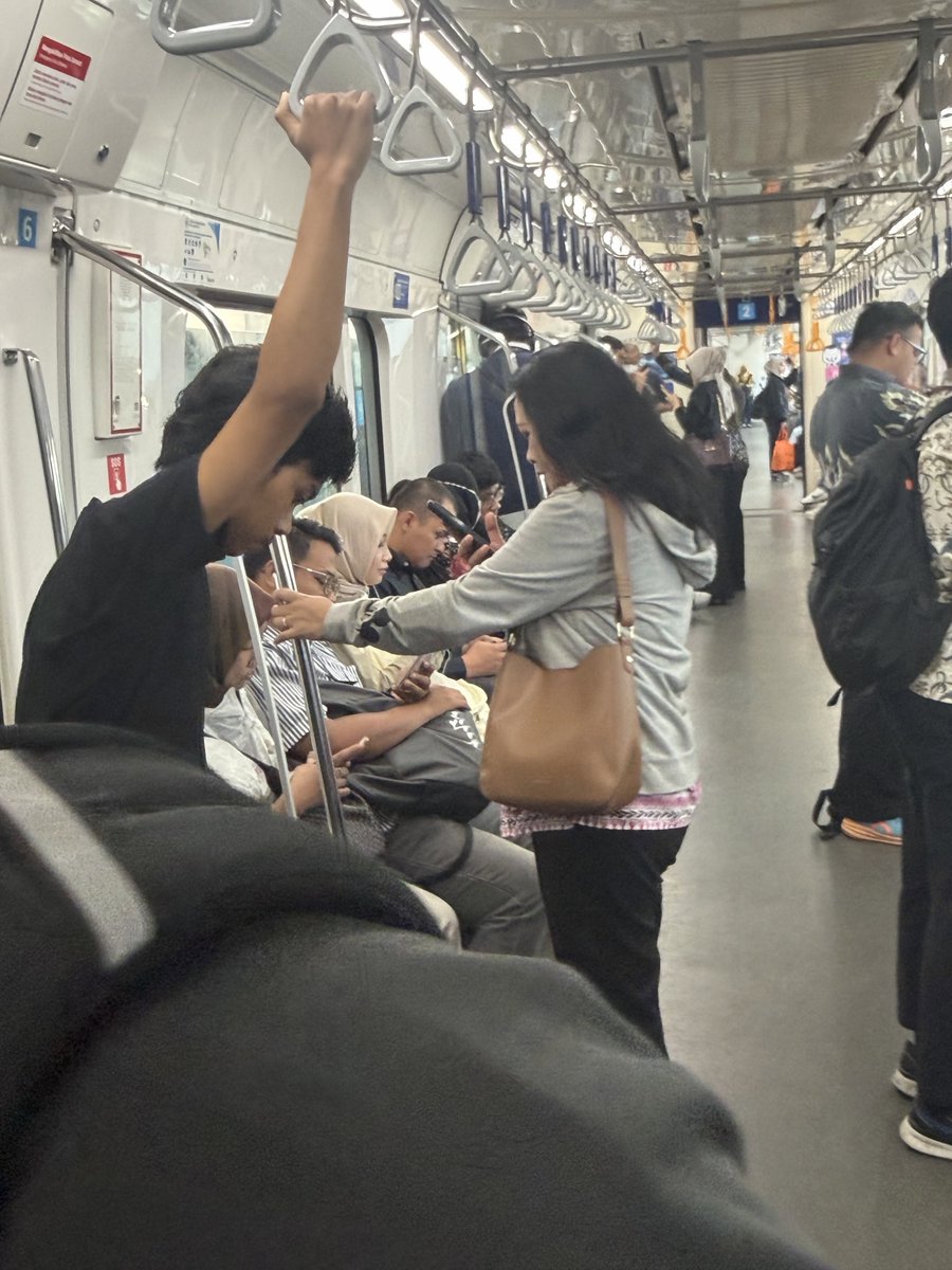 atokdalangs4's tweet photo. Mba kerudung cream, pertama kali naik MRT kah? 😭

Kalau di sini tuh harus ngantri, Mbak. Udah dikasih tahu, “Lain kali ngantri ya, Mbak,” malah diem aja, muka tebel.

Enak banget ya, datang terakhir tapi malah dapet tempat duduk? 😭

Pas ditegur suami gue, “Mbak, yang itu nggak mau ngantri tuh!”

Dia malah jawab, “Ngantri yang mana, Mas?”

Terus dia berdiri gara-gara kemakan ego sendiri.

EH, DUDUK LAGI WKWKWK 😭 MALU.

Reminder buat temen-temen yang naik transportasi umum, kalau ada orang yang ngambil hak orang lain kayak gini, nggak apa-apa ditegur. Mereka yang salah, jadi jangan takut negur di tempat.

[mrtjkt] tolong diingetin lagi satpam-satpamnya. Kalau ada yang kayak gini, tolong ditegur dan ditertibkan. Mengganggu kenyamanan pengguna lain.

Ini juga ya temen-temen, kalau ngantri kanan-kiri kayak gini di kotak kuning itu OKEEE??? Jangan diulang lagi yaa, nanti kupukul kepalanya pakai tas laptopku 🤗🤗🤗