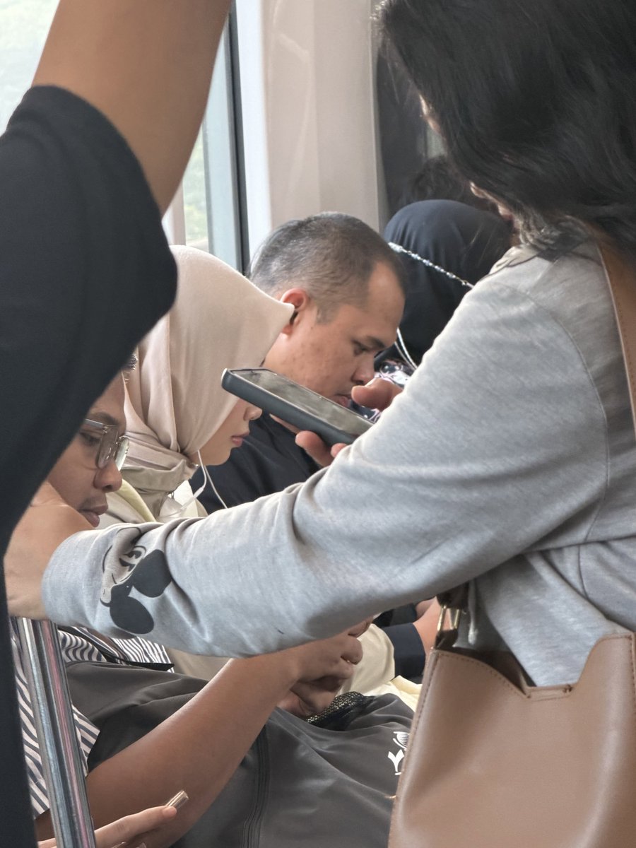 atokdalangs4's tweet photo. Mba kerudung cream, pertama kali naik MRT kah? 😭

Kalau di sini tuh harus ngantri, Mbak. Udah dikasih tahu, “Lain kali ngantri ya, Mbak,” malah diem aja, muka tebel.

Enak banget ya, datang terakhir tapi malah dapet tempat duduk? 😭

Pas ditegur suami gue, “Mbak, yang itu nggak mau ngantri tuh!”

Dia malah jawab, “Ngantri yang mana, Mas?”

Terus dia berdiri gara-gara kemakan ego sendiri.

EH, DUDUK LAGI WKWKWK 😭 MALU.

Reminder buat temen-temen yang naik transportasi umum, kalau ada orang yang ngambil hak orang lain kayak gini, nggak apa-apa ditegur. Mereka yang salah, jadi jangan takut negur di tempat.

[mrtjkt] tolong diingetin lagi satpam-satpamnya. Kalau ada yang kayak gini, tolong ditegur dan ditertibkan. Mengganggu kenyamanan pengguna lain.

Ini juga ya temen-temen, kalau ngantri kanan-kiri kayak gini di kotak kuning itu OKEEE??? Jangan diulang lagi yaa, nanti kupukul kepalanya pakai tas laptopku 🤗🤗🤗