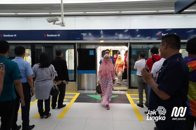 atokdalangs4's tweet photo. Mba kerudung cream, pertama kali naik MRT kah? 😭

Kalau di sini tuh harus ngantri, Mbak. Udah dikasih tahu, “Lain kali ngantri ya, Mbak,” malah diem aja, muka tebel.

Enak banget ya, datang terakhir tapi malah dapet tempat duduk? 😭

Pas ditegur suami gue, “Mbak, yang itu nggak mau ngantri tuh!”

Dia malah jawab, “Ngantri yang mana, Mas?”

Terus dia berdiri gara-gara kemakan ego sendiri.

EH, DUDUK LAGI WKWKWK 😭 MALU.

Reminder buat temen-temen yang naik transportasi umum, kalau ada orang yang ngambil hak orang lain kayak gini, nggak apa-apa ditegur. Mereka yang salah, jadi jangan takut negur di tempat.

[mrtjkt] tolong diingetin lagi satpam-satpamnya. Kalau ada yang kayak gini, tolong ditegur dan ditertibkan. Mengganggu kenyamanan pengguna lain.

Ini juga ya temen-temen, kalau ngantri kanan-kiri kayak gini di kotak kuning itu OKEEE??? Jangan diulang lagi yaa, nanti kupukul kepalanya pakai tas laptopku 🤗🤗🤗