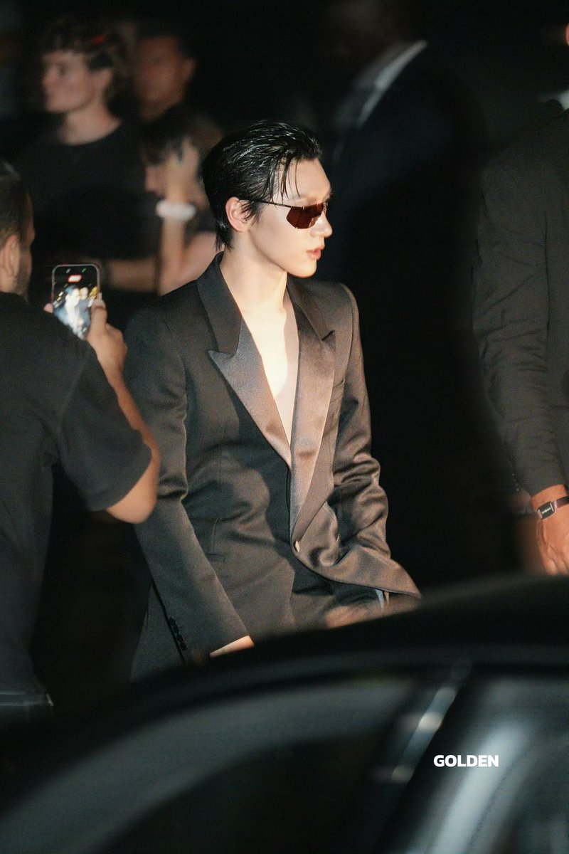 All4Ten_VN's tweet photo. He really give out the classic and elegant old vibes 

TEN AT SAINT LAURENT SUMMER27 
#TENforYSLPFW27
#SaintLaurentxTEN https://t.co/AxDpIUd3Nq