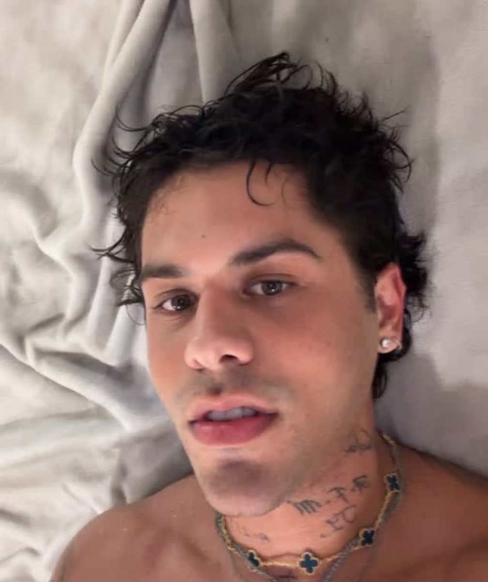 updatecharts's tweet photo. Zé Felipe muda visual e CHOCA internautas ao tirar a barba. https://t.co/udAJUxHMrn