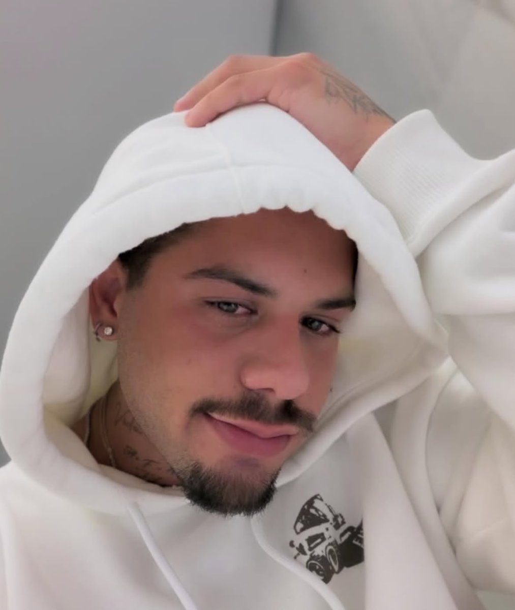 updatecharts's tweet photo. Zé Felipe muda visual e CHOCA internautas ao tirar a barba. https://t.co/udAJUxHMrn