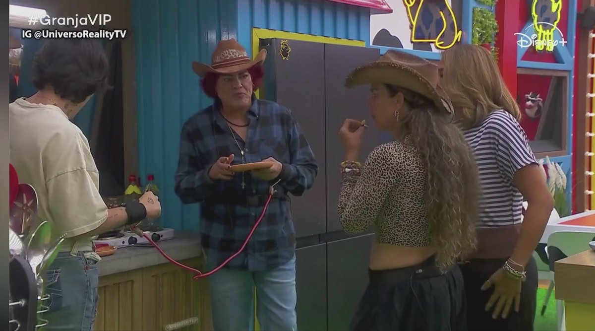 queenggrach's tweet photo. Kunno hizo ahora hotcakes de proteína, y todos encantados. Al parecer Natalia y Pablo le volvieron a rechazar comida y hasta Niurkass ya le dijo a Kunno que no les ofreciera más comida, que muy mal de su parte de volver a  rechazar. #GranjaVIP https://t.co/ySwMSU3reK