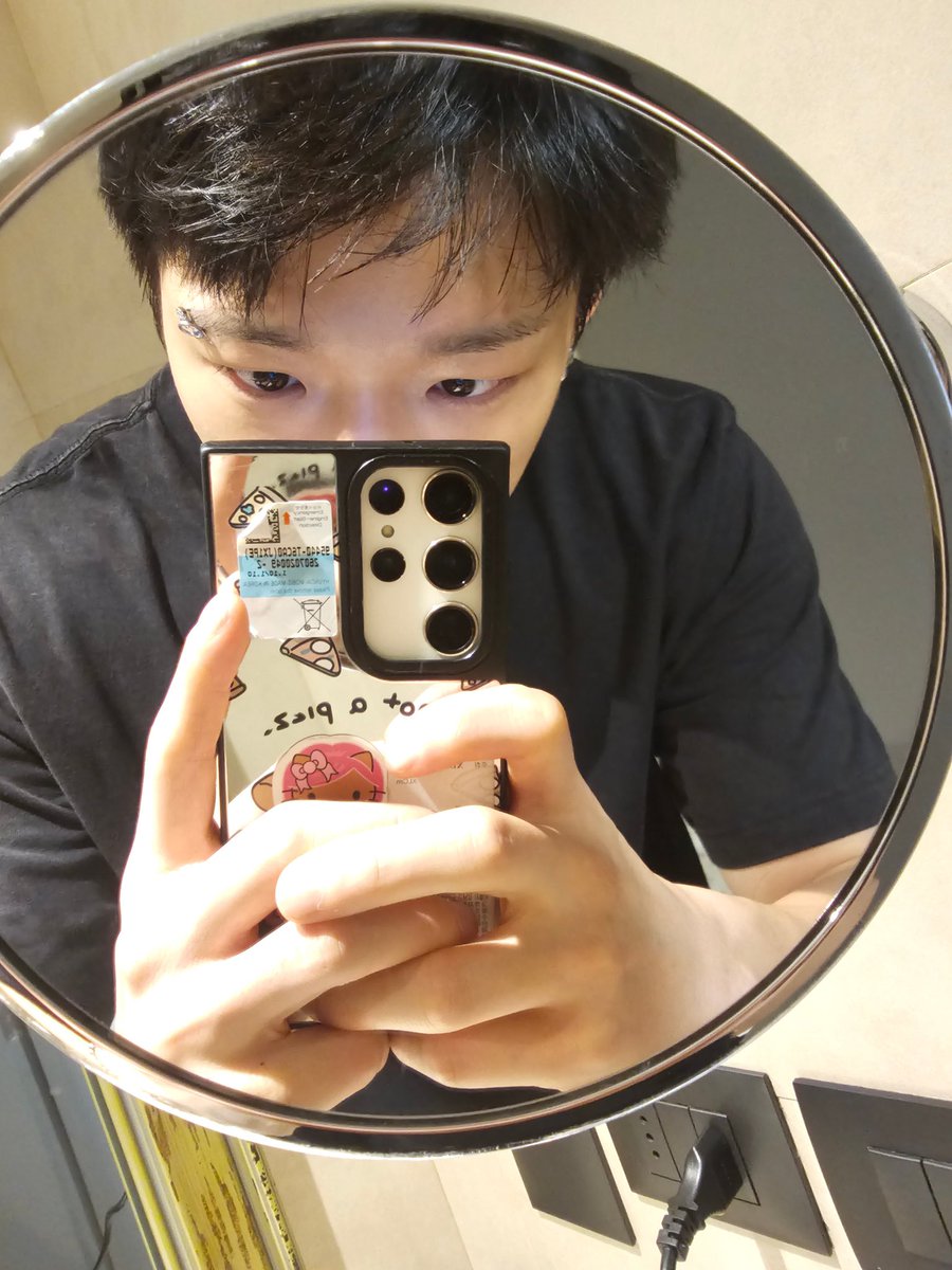 jzzzindaeyo's tweet photo. Bobby cute mirror selca. Morning cutie🤏🏼
@bobbyranika https://t.co/6bDfhNnSZC
