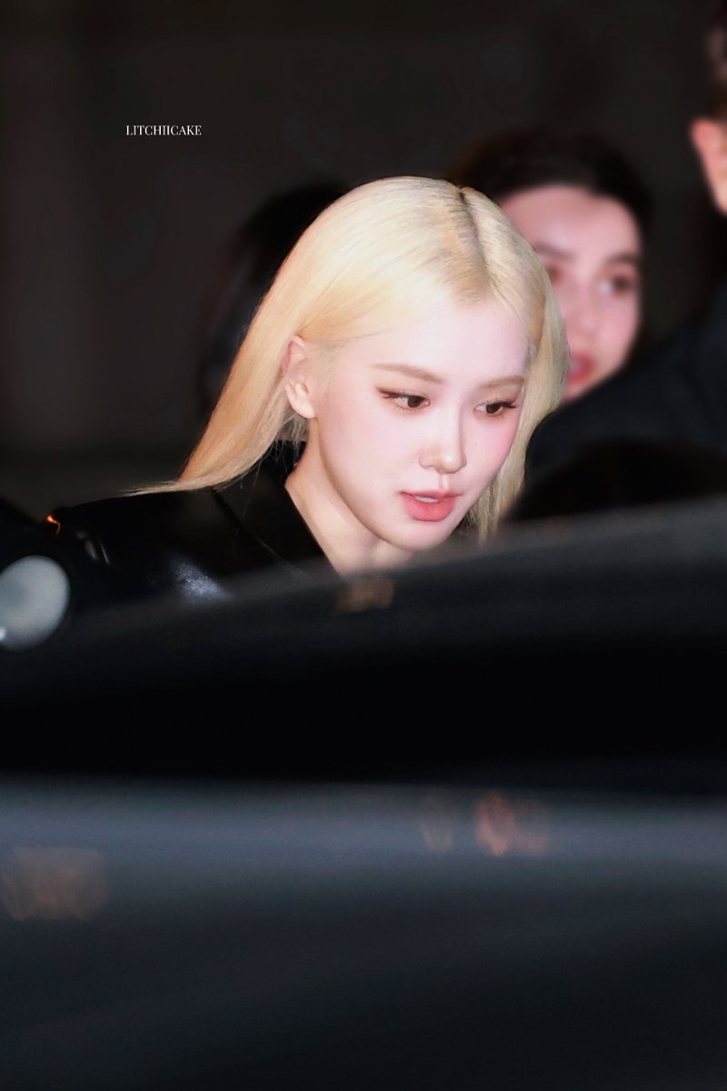 Litchiicake's tweet photo. 👑

ROSÉ AT YSL PFW
#ROSÉ #SaintLaurent 
#ParisFashionWeek https://t.co/lvIKbJE9cl