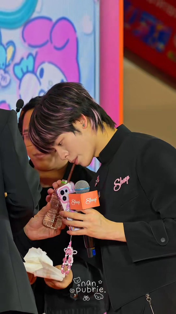 i3beyourbae's tweet photo. เวลาปิ๊บป๋อกินน้ำ กุที่เข้าใจตี๋ตี๋ทุกอย่าง น่ารักจะบ้า ตัวเองกินอยู่แต่ก็อยากมองอะ จริง ๆ พอมองแล้วก็หลบตาไปยิ้มด้วยนะ ฮีจะเก็บทุกความน่ารักของน้องป๋อเลยหรอ เห้ยยยเบาหน่อย https://t.co/FlyIUyFnvo