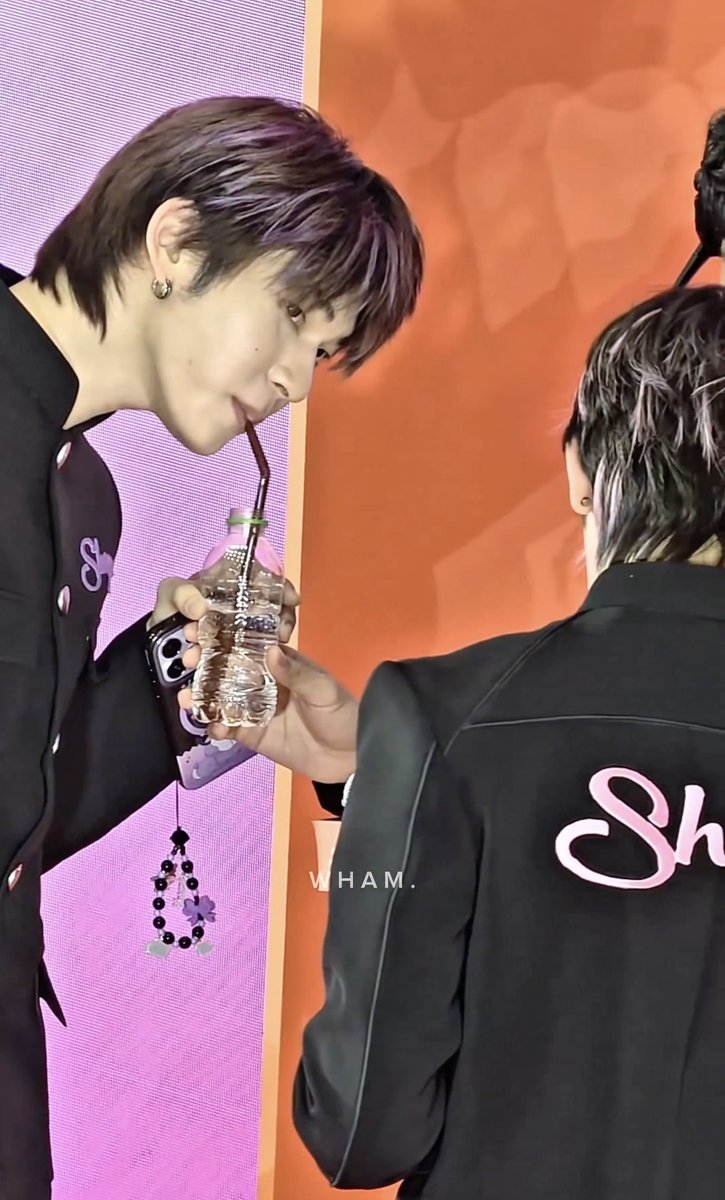 i3beyourbae's tweet photo. เวลาปิ๊บป๋อกินน้ำ กุที่เข้าใจตี๋ตี๋ทุกอย่าง น่ารักจะบ้า ตัวเองกินอยู่แต่ก็อยากมองอะ จริง ๆ พอมองแล้วก็หลบตาไปยิ้มด้วยนะ ฮีจะเก็บทุกความน่ารักของน้องป๋อเลยหรอ เห้ยยยเบาหน่อย https://t.co/FlyIUyFnvo