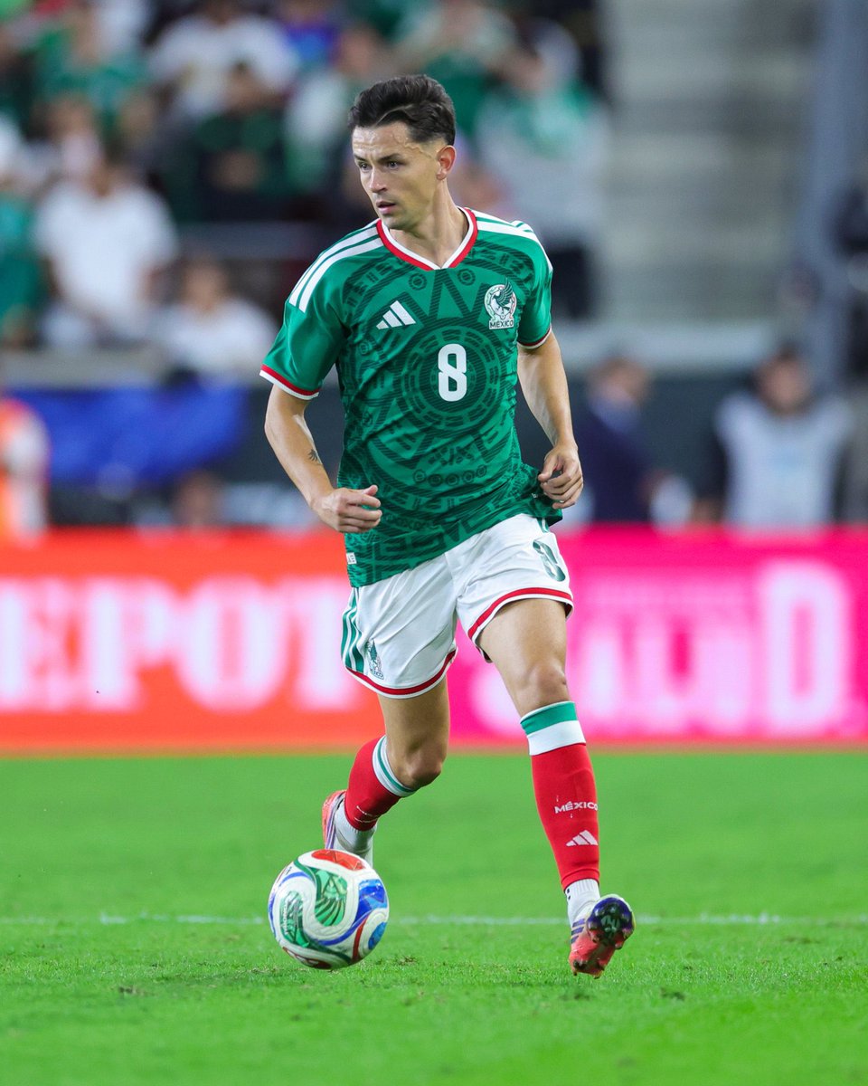 julioordz10's tweet photo. La mejor jugada de México llegó al minuto 46’, a partir de un buen pase entre líneas de Álvaro Fidalgo y un buen apoyo de Germán Berterame con Orbelín Pineda, quien se enfilaba al arco rival. 

Mala primera mitrad del equipo de Rafa Márquez. Salió con un once inédito y las costuras están saliendo a flote. El mediocampo no existe, no hay quien de esa pausa y luego, no ha sido un buen juego de Denzell García como mediocentro. 

Tendrán que llegar los ajustes para el 2T. Fidalgo, Orbelín Pineda e Isaías Violante, lo más rescatable de los primeros 45’.