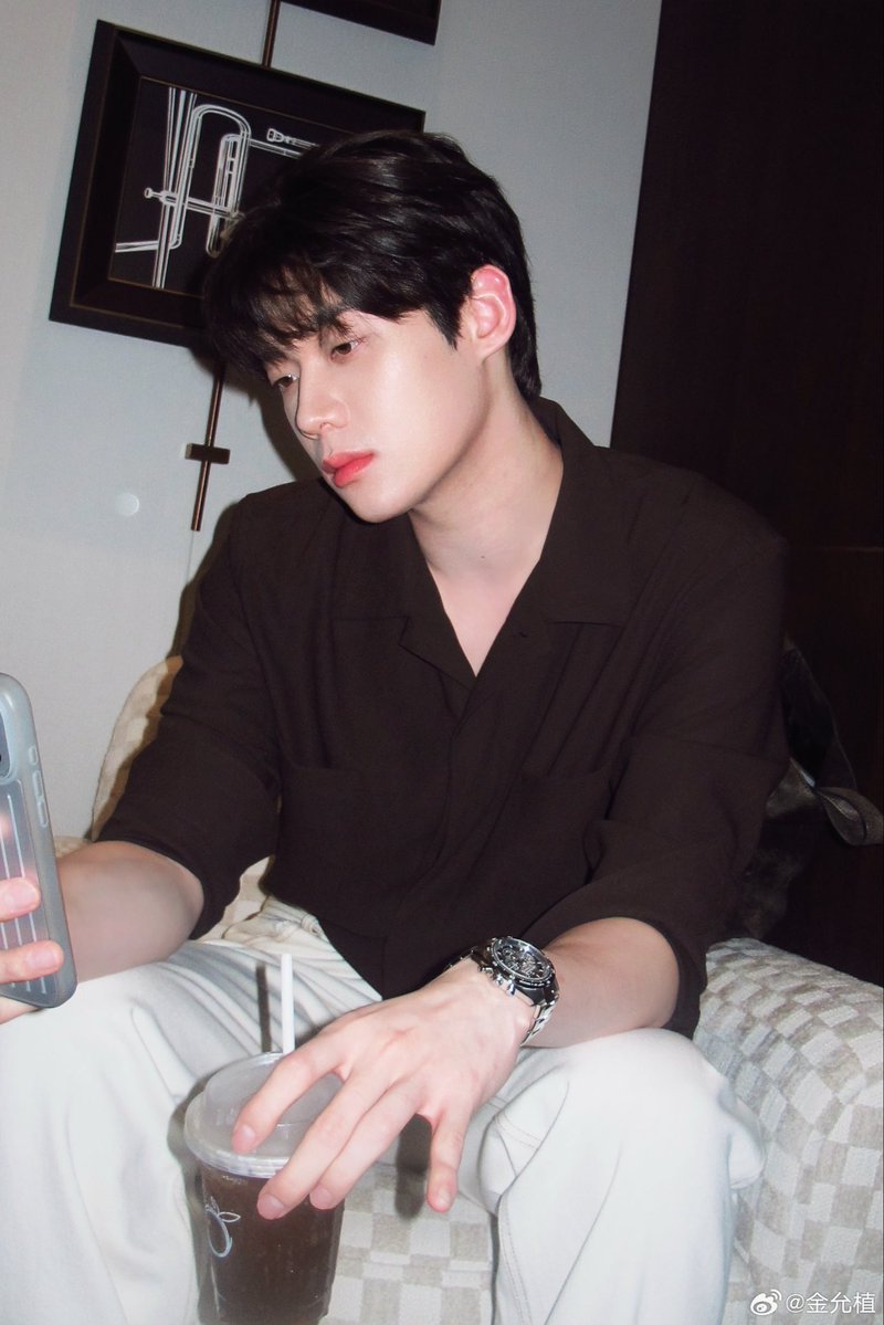 sue24202799's tweet photo. 张开双手，变成翅膀守护你🩵🩵🩵
open my arms and be ready to protect you🩵🩵🩵

KIM YOON SIK PARIS FASHION WEEK

#KIMYOONSIKPFWSS27
#YOONSIKINPARIS https://t.co/2SQwPfJ8mX