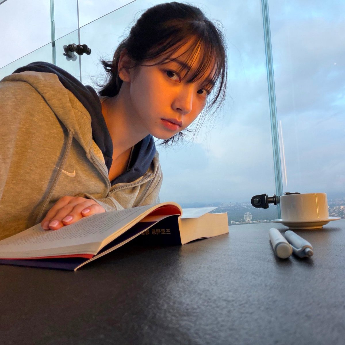 lovelyalandra's tweet photo. lately karina has been making me romanticize life again, im slowly getting back into the things i used to love before i got demotivated😶‍🌫️

working out, reading, watching movies, and getting into kpop again. It feels really nice to find my way back to myself little by little💌💭 https://t.co/vdBP1UbRVP