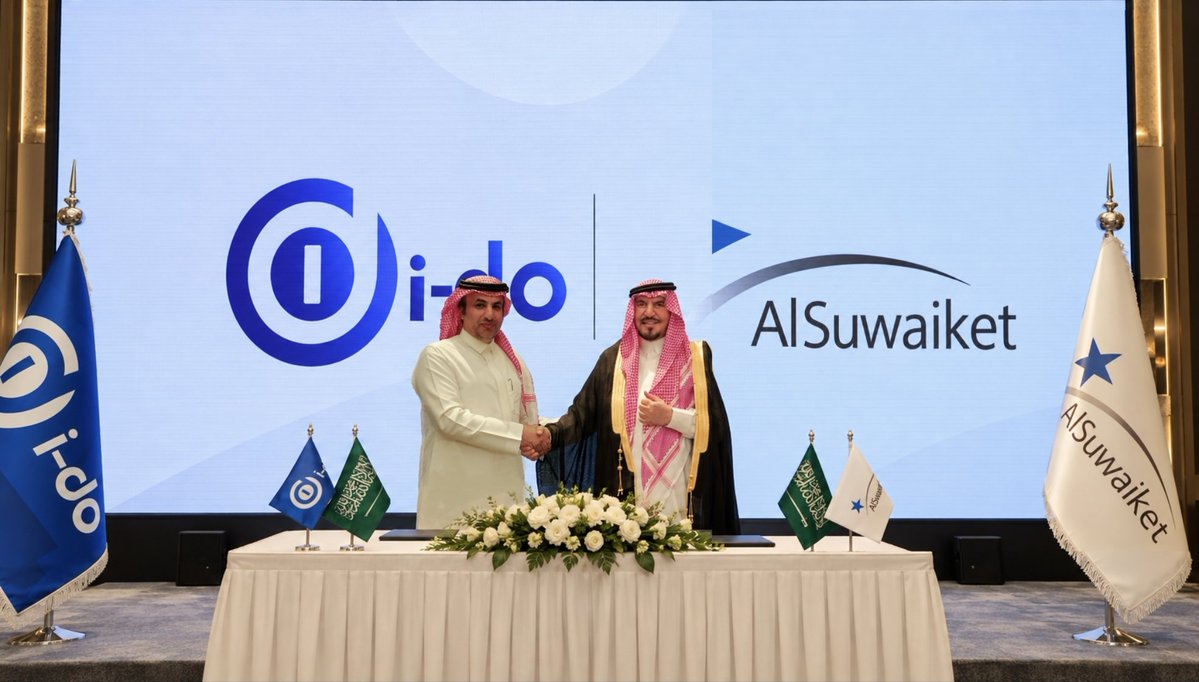ido_holding's tweet photo. توقيع اتفاقية بين i-do  القابضة و مجموعة السويكت لتطوير الإدارة والتشغيل في شركات المجموعة

المنطقة الشرقية، المملكة العربية السعودية

وقّعت i-do القابضة اتفاقية مع مجموعة السويكت لتشغيل حلول i-do الرقمية بهدف رفع كفاءة الإدارة والتشغيل وربط الأعمال والموارد والبيانات ضمن منظومة موحدة تدعم المتابعة واتخاذ القرار.

وجرى توقيع الاتفاقية بحضور الشيخ مبارك بن عبدالله السويكت مؤسس ورئيس مجلس إدارة مجموعة السويكت والدكتور سعد بن عبدالله القحطاني المؤسس والرئيس التنفيذي لـ i-do القابضة.

وتُعد مجموعة السويكت من المجموعات السعودية العريقة إذ تمتد مسيرتها منذ عام 1967م وتضم أكثر من 190 شركة تعمل في قطاعات متعددة تشمل الإنشاءات والنفط والغاز والطاقة والأمن والدفاع  إلى جانب قطاعات أخرى.

ويجمع التعاون بين الخبرة الواسعة لمجموعة السويكت وحلول i-do الذكية في إدارة الشركات والأصول والمرافق وأتمتة العمليات بما يعزز تكامل البيانات ويرفع كفاءة الأداء ويدعم اتخاذ القرار.

وتعكس الاتفاقية توسع i-do القابضة في خدمة المجموعات الكبرى متعددة القطاعات وتوظيف التقنية في تطوير الإدارة والتشغيل.

https://t.co/u26uqGQqdC