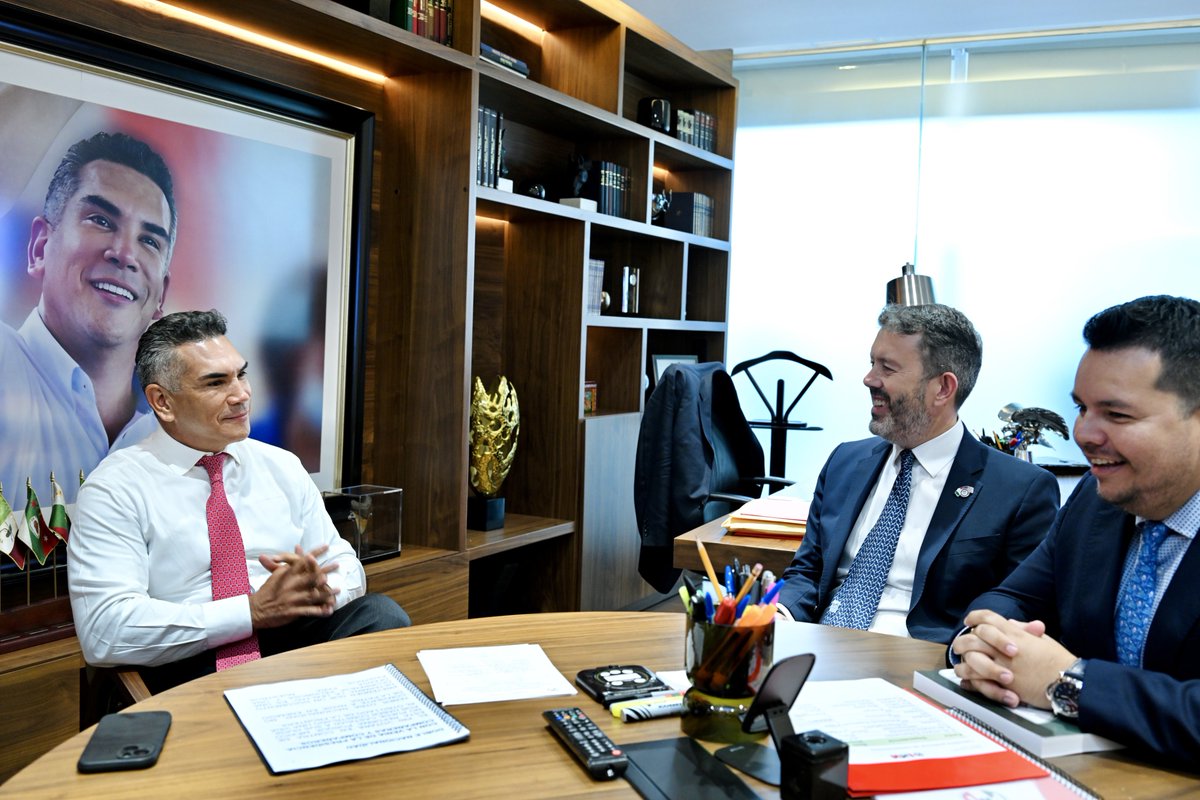 alitomorenoc's tweet photo. Me dio mucho gusto reunirme con @lrubin, Presidente de la @amsocmx. Tuvimos una muy buena conversación sobre la relación entre México y Estados Unidos, los retos que compartimos y la importancia de fortalecer la cooperación entre ambos países.

México tiene que poner por delante el combate frontal a los cárteles del crimen organizado y la expulsión de los narcopolíticos de la vida pública. La seguridad de nuestras familias y la defensa de nuestras instituciones exigen acciones firmes, coordinación internacional y cero tolerancia frente a quienes utilizan el poder para proteger intereses criminales.

México y Estados Unidos son socios estratégicos. Tenemos que trabajar juntos, con respeto y determinación, para construir una región más segura, competitiva y con mayores oportunidades para nuestra gente.