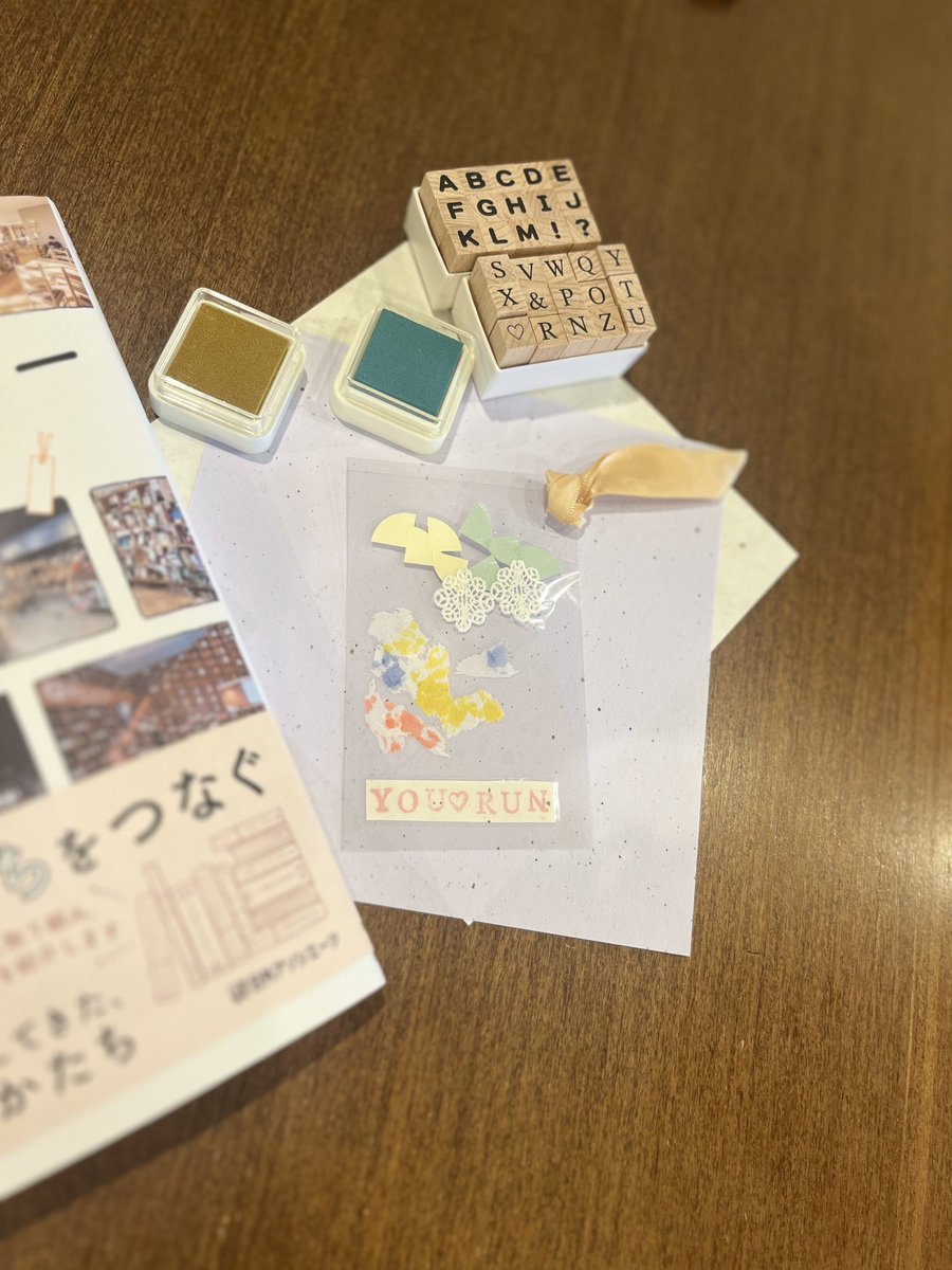 yourun17's tweet photo. ボランティアさんとしおり🔖づくり🫧📕🌼

本日も12時半から18時までコワーキング＆フリースペースOpen💠

いよいよ明日から『小さなフェスタてとてとゆるん展覧会』
スタート▶️します✨

#谷町六丁目　#展覧会　#アート　#展示 https://t.co/dJzNhkvgK7
