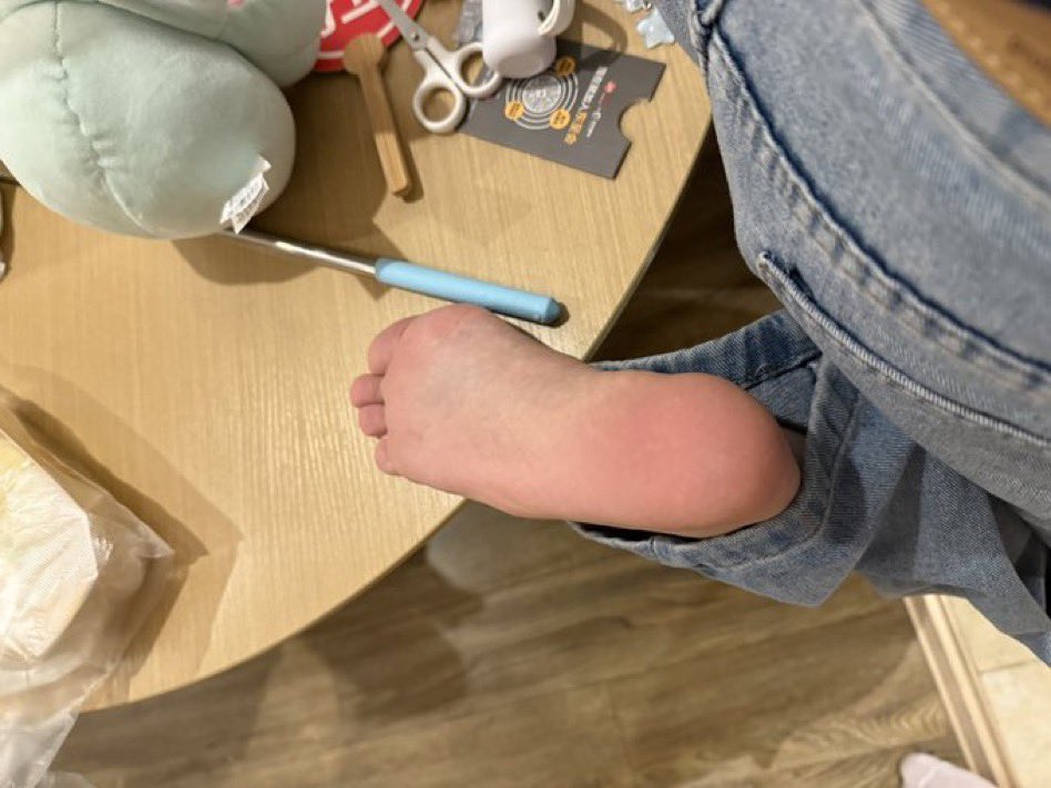 hrmfljn's tweet photo. 不好意思～随便露了一下脚又让你那不争气的鸡巴猛然勃起了 ？那你们中指和脚先看哪个？一群早泄阳痿狗只配跪拜在女神的美脚下，被女神的美脚剥夺理智吧嘻嘻😁
#足控 #调教 #恋足 #女s #ATM奴 https://t.co/yhbuSKlo3T