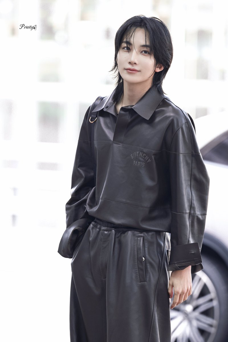 privity08081004's tweet photo. 260930 ICN🛫
GIVENCHY✨

#정한 #윤정한 #JEONGHAN
#ジョンハン #尹净汉 
#세븐틴 #seventeen
@pledis_17 https://t.co/wDbJBDLE0O