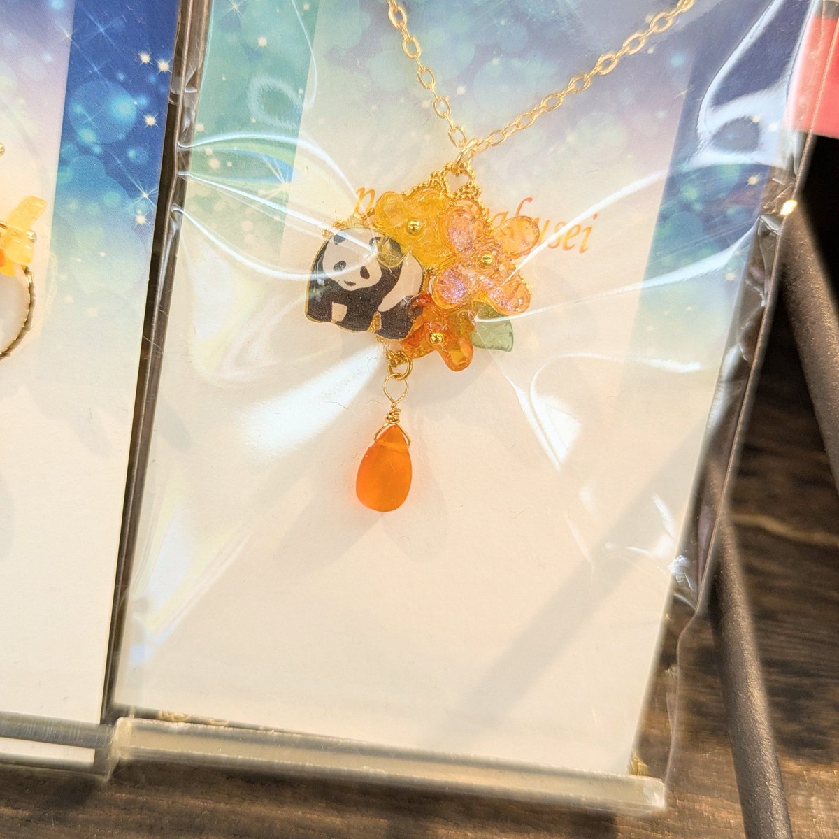 UENO_Info's tweet photo. ＼📢新商品のお知らせ／

クリエイターユニット熊猫惑星さんのグッズが、#上野案内所 で好評販売中🪐

⭐️実店舗で新作を入荷しました！

『金木犀のピアス・イヤリング』各税込2,750円
『金木犀のネックレス』税込2,420円
『金木犀のキークリップ』税込1,980円

🐼熊猫惑星 @pandawakusei https://t.co/NxFhdBGEGP