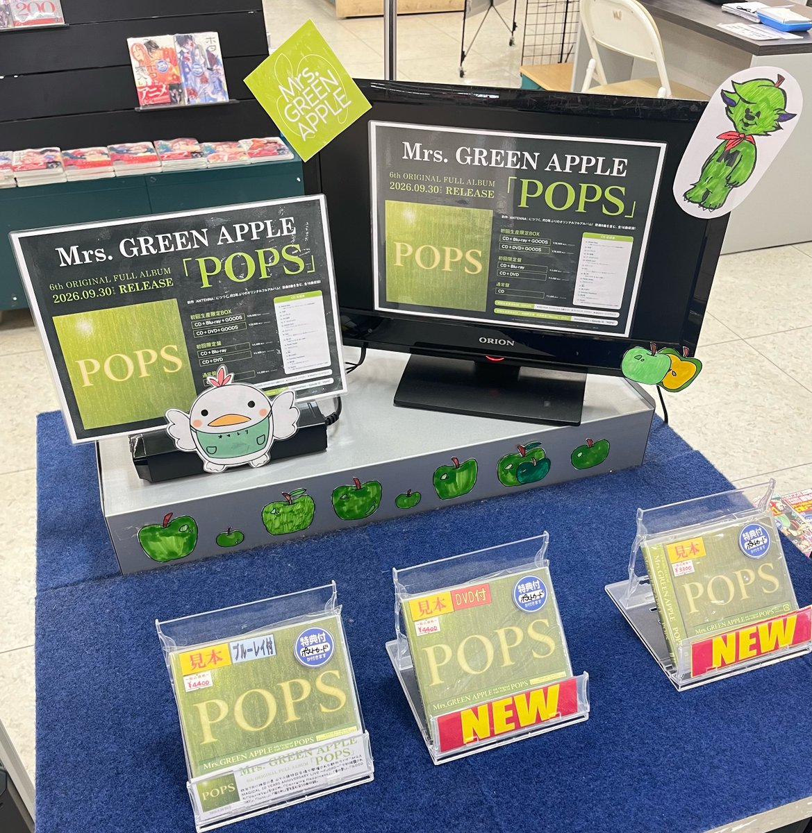 otorimedia's tweet photo. 🎶💿新譜情報💿🎶

📢本日発売📢

Mrs. GREEN APPLE 【POPS】

6thアルバムが発売です🍏✨
16曲収録の豪華仕様です！
【初回限定盤(BD/DVD)】【通常盤】の２形態をご用意しております(^▽^)/
当店でお買い上げのお客様に先着で
✨ポストカード✨をプレゼント🎁
是非ご来店ください♪ https://t.co/wmlmLrIXuA