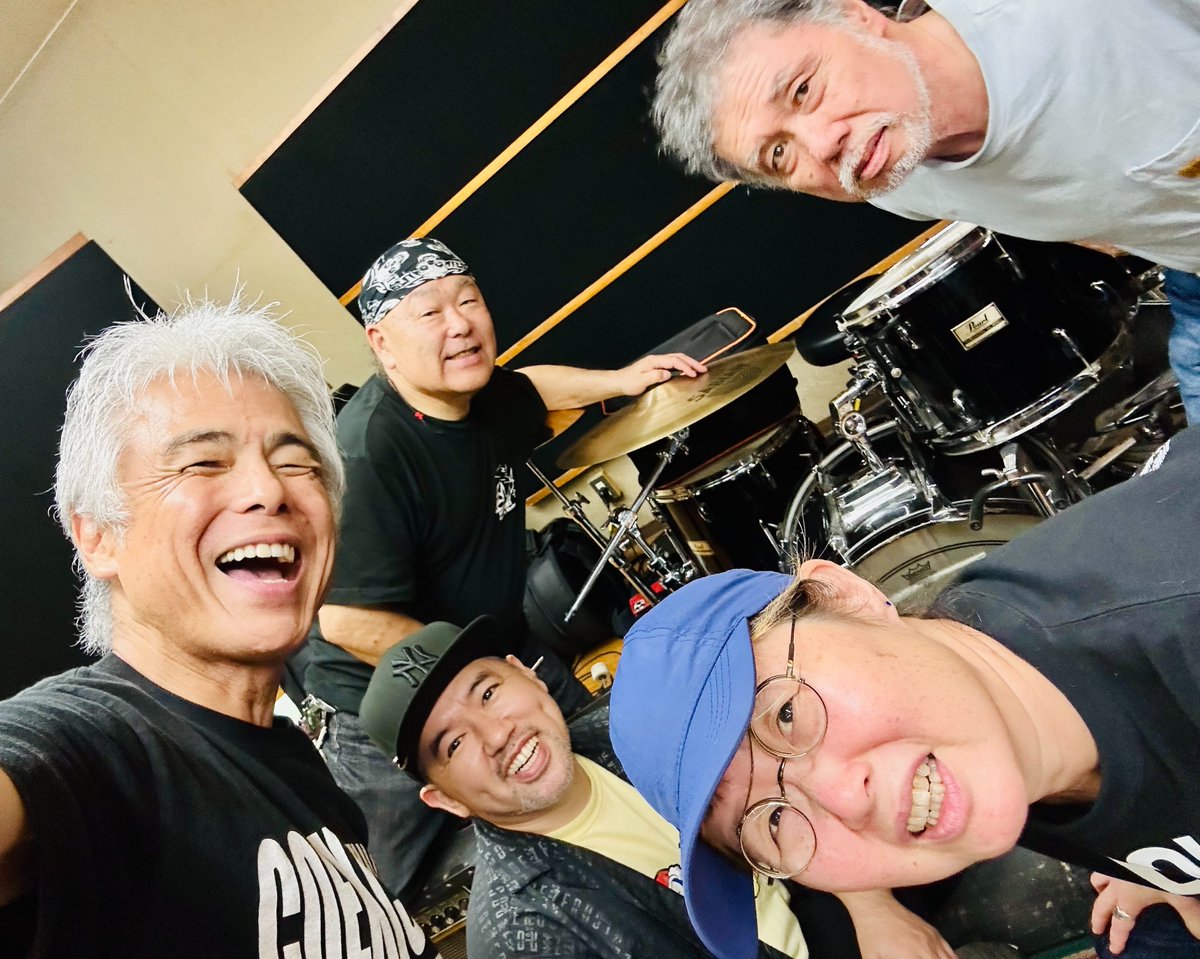 happiness_tkng's tweet photo. そして昨日は朝から子供ばんどリハーサル！
もう来年には古希を迎えるメンバーの方々ですが、毎回高校生がスタジオに集まってバンド練習してるみたいな感じですごい笑
こちらは楽しくリッケンバッカー
エフェクターは歪み4つのみ！
10/3(土)
TANZAWA ROCK FES 2026
きてね！ https://t.co/ZgStErh5io