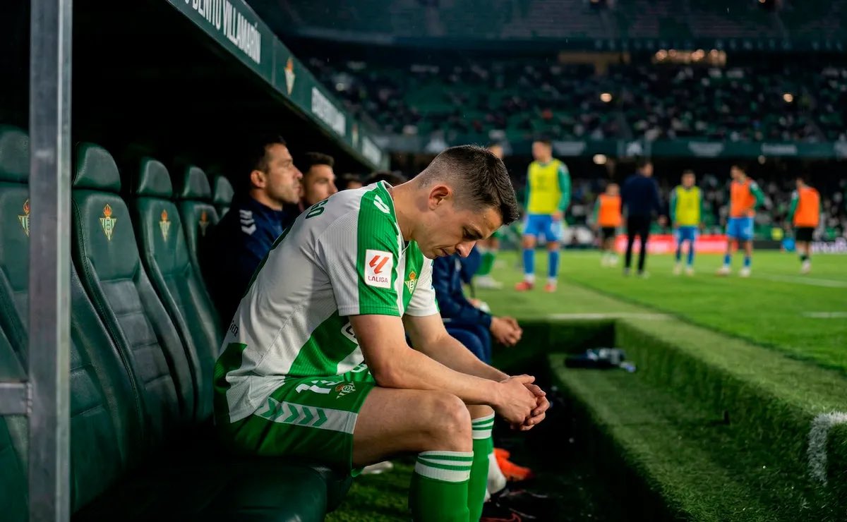 alfredovenega16's tweet photo. Ves jugar a Álvaro Fidalgo y entiendes perfectamente por qué lo tienen borradísimo en su club. Lo que no sé entiende es que convoquen a un jugador con 60 minutos disputados en toda la temporada.

Hasta Orbelin Pineda se ve bien si lo comparas con él https://t.co/ofCwKU0frH