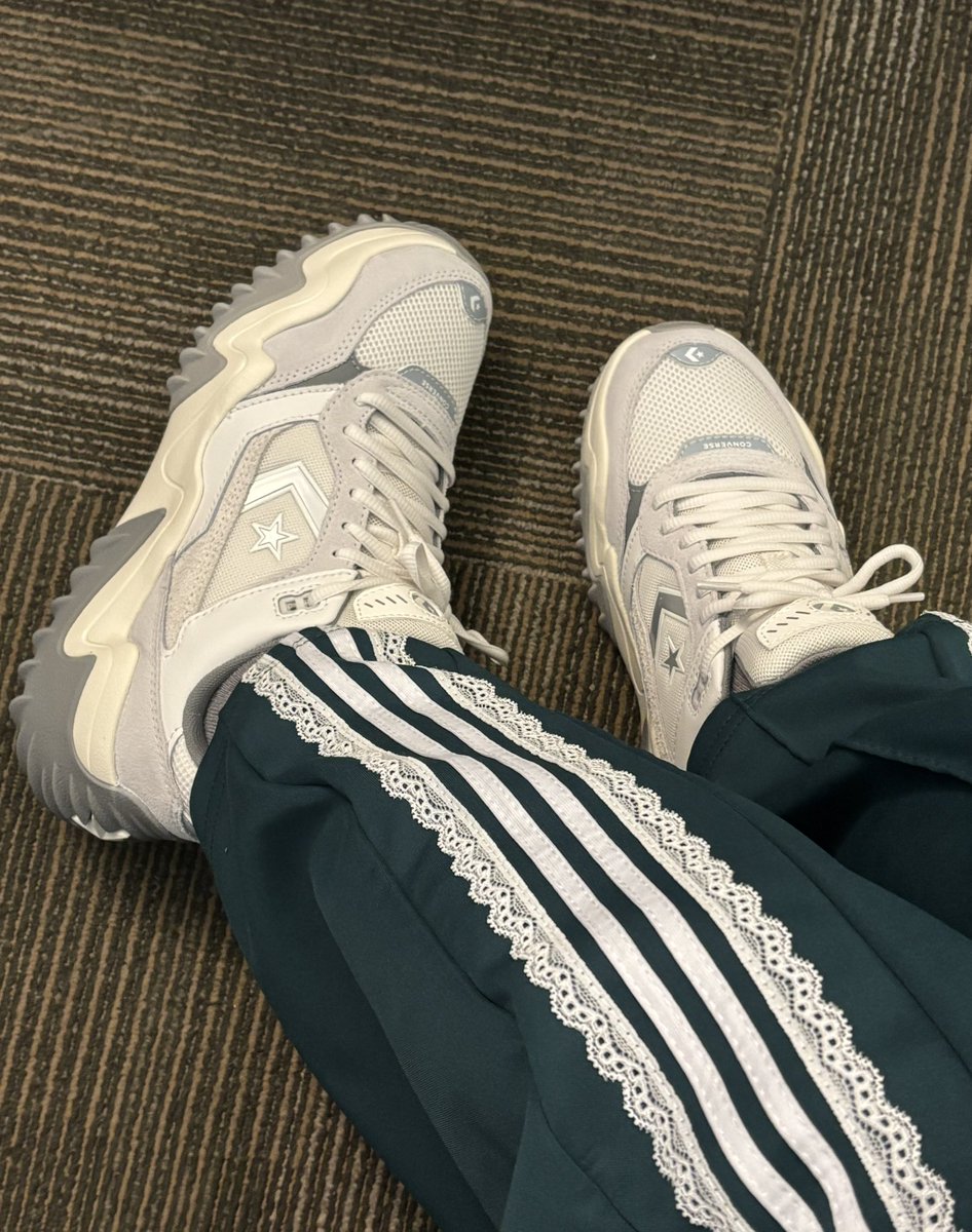 arurumeme's tweet photo. 韓国限定コンバースのスニーカー買った👟
かわいい💖 https://t.co/qpp2wSS2LB