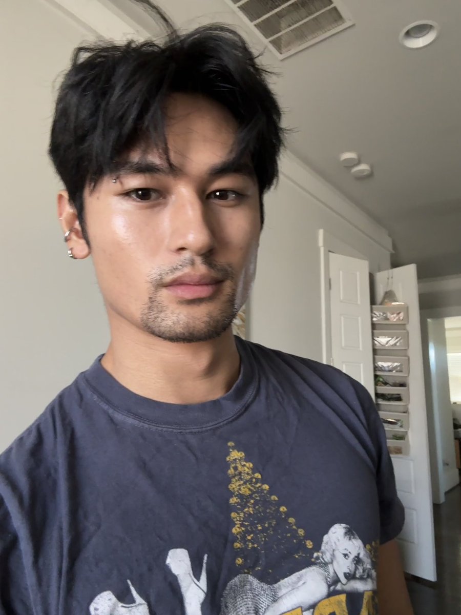 cybersnitch's tweet photo. im bored as hell i decided to grow my facial hair out for a few days heyyy https://t.co/LI1zA7PVP5