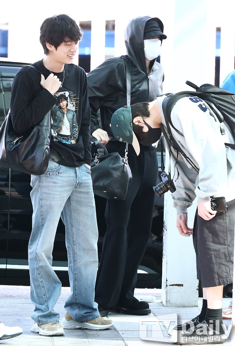 JJK_Times's tweet photo. Jungkook saw Jin was wearing his ‘GOLDEN’ merch shirt and absolutely lost it 😭😆 https://t.co/bmHBEs50eM
