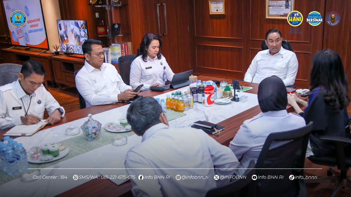 INFOBNN's tweet photo. BUKA PELUANG KOLABORASI, KEPALA BNN RI TERIMA AUDIENSI AHLI TERAPI REHABILITASI

Kepala BNN RI, Suyudi Ario Seto, menerima audiensi Dr. Sonia Wibisono ahli terapi rehabilitasi, di ruang kerjanya, Gedung BNN, Cawang, Jakarta Timur, pada Senin (28/9).

https://t.co/kDrfwuVKND https://t.co/ASn2IgskiC