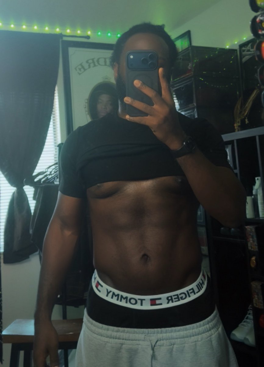 FlyyyGuyAce's tweet photo. They’re peeking 🫣 Abs-olutely 👌🏾 https://t.co/5IDBO0KTiU