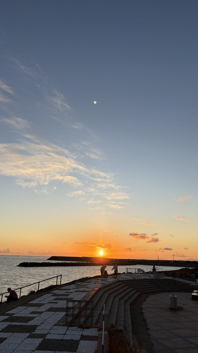 k2c_dokidoki's tweet photo. #大間岬
本州最北端からの日出🌅
晴れ☀️気温16度、風も無く凛とした冷たい空気が気持ち良い☺️
人も少なく静かな朝を迎えられました👍
北海道も良く見える♬
前日の夜も晴れててお月様も綺麗に見れ大満足🌙
#イマソラ
#日出
#大間 https://t.co/1NQfb2Cj22