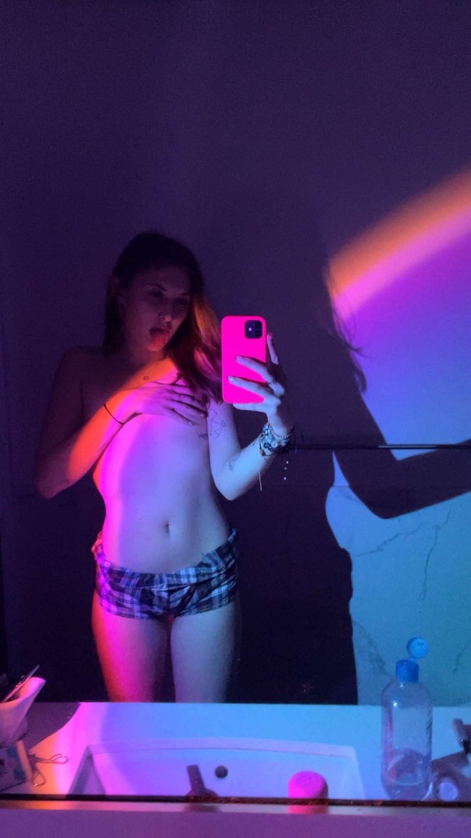 Chloeenicole_'s tweet photo. oops 😼 #freaky #nsfwtwt #tease #teen #horny https://t.co/M37Ywl9pgV