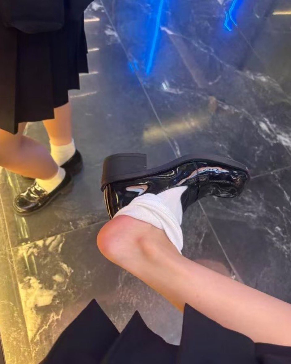 hrmfljn's tweet photo. 是不是又放大看了？只要贱狗磕头叫妈妈，妈妈就把脚塞你嘴里！🙄🖕
#足控 #女s #调教 #恋足 https://t.co/5Ptma2U0U4