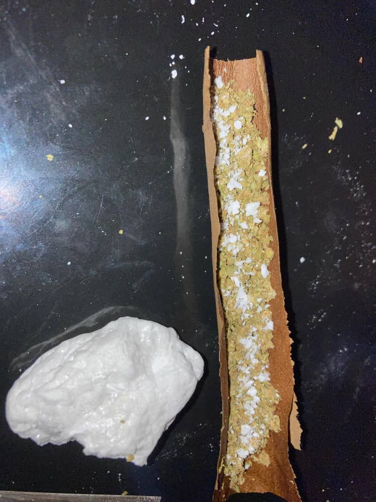 LinaKati6q3x's tweet photo. I smoke chewys like a MF nut!”weedxcocaine #drugtwt #coketwt #drugs #cocain https://t.co/ZaWh4A97R1