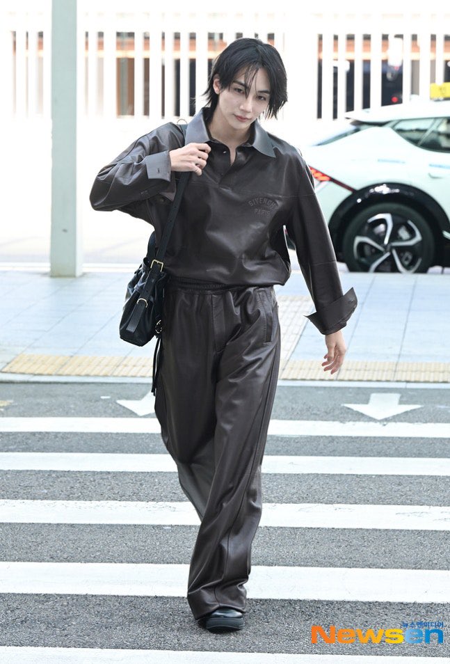 minghaocheoI_'s tweet photo. jeonghan's whole givenchy fit today 🤍 #정한 https://t.co/YZeVKq0G8P