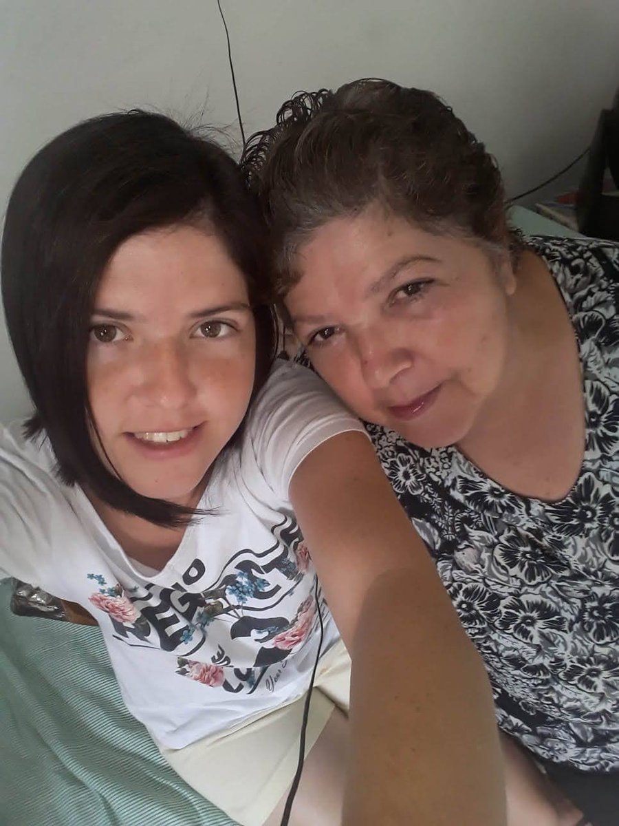 Rafayse's tweet photo. Minha mãe morreu de COVID, e eu nunca vou me esquecer da última vez que ela me disse que me amava. Nunca vou me esquecer do olhar dela, sem saber que eu precisava vir embora para o interior, porque minha filha também precisava de mim. Ela ainda não estava com COVID quando vim embora. Eu queria ficar... meu coração queria ficar, mas minha filha também precisava de mim. Aquela foi a última vez que vi minha mãe, em uma UTI, pouco depois de ela ter sido extubada. Ela não sabia que eu estava vindo embora e eu não sabia que aquela seria a última vez que eu ouviria a voz dela, dizendo “eu te amo”, nem tampouco que não teria outra oportunidade de dizer que também a amava.

Eu não pude dizer que estava vindo embora... por causa da esquizofrenia dela, tiveram medo de que ela entrasse em crise se soubesse e piorasse o quadro dela. E foi assim que aconteceu: sem despedida, sem um último abraço, sem que ela soubesse que eu iria viajar naquela noite... Pouco tempo depois, ela pegou COVID e eu nunca mais a vi... não pude estar ao lado dela quando ela morreu. Não pude velar minha mãe, nem pude sepultá-la.

Ah, como eu sinto falta de ouvir a voz dela e comer o biscoito de polvilho que eu nunca soube fazer igual... Eu nunca vou me esquecer de que, enquanto eu chorava e tentava sobreviver à dor de perdê-la, um desgraçado dizia que era “mimimi”. Eu nunca vou esquecer que ele chegou ao ponto de imitar pessoas com falta de ar, porque foi assim que minha mãe morreu: sozinha, precisando de oxigênio, lutando para respirar... enquanto eu estava longe, sem poder segurá-la, sem poder olhar nos olhos dela uma última vez e dizer o quanto eu a amava.

Eu nunca vou esquecer o vazio que ficou depois daquele último olhar na UTI... e nunca vou esquecer quem, enquanto eu tentava entender como continuar vivendo com essa dor insuportável, escolheu rir daquilo que, para mim, foi o pior momento da minha vida.

Rafaela Fernanda Lopes