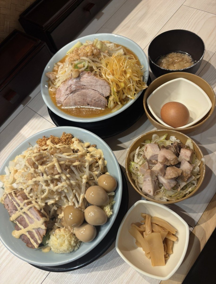 ore_tachikawa's tweet photo. トッピングやサイドメニューは入口側の発券機で注文が可能です‼️
豊富なトッピングで自分好みにカスタマイズ🍜✨
チャーシュー丼・チーズ・卵など、ぜひお試しください！

俺の生きる道 立川店 
日曜～木曜 11:00〜23:00  
金曜／土曜 11:00〜翌2:00
ロケットナウ・出前館・Uber Eats対応🚴‍♂️ https://t.co/DjOWQBHFbY