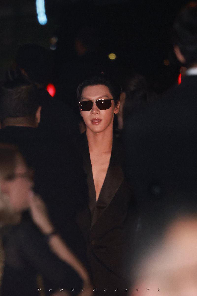 10velyleeten's tweet photo. แก นางงามอยู่นะว่าบาป ลุคนี้มองให้หล่อสุดโต่งก้ได้ มองให้สวยไปเลยก้ได้ ชีเริ่ดนะ รักมาดามอะ

TEN AT SAINT LAURENT SUMMER27 
#TENforYSLPFW27
#SaintLaurentxTEN https://t.co/aEYAqtAQQh