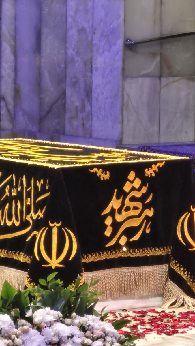 SRohoolah's tweet photo. یک عمر خود را پیش مرگ تو خواندم.
امروز تو زیر خاکی و من نفس می‌کشم

ای‌ننگ به هر دم و باز دمم
#رهبر_شهیدم https://t.co/pTSPBRftbO