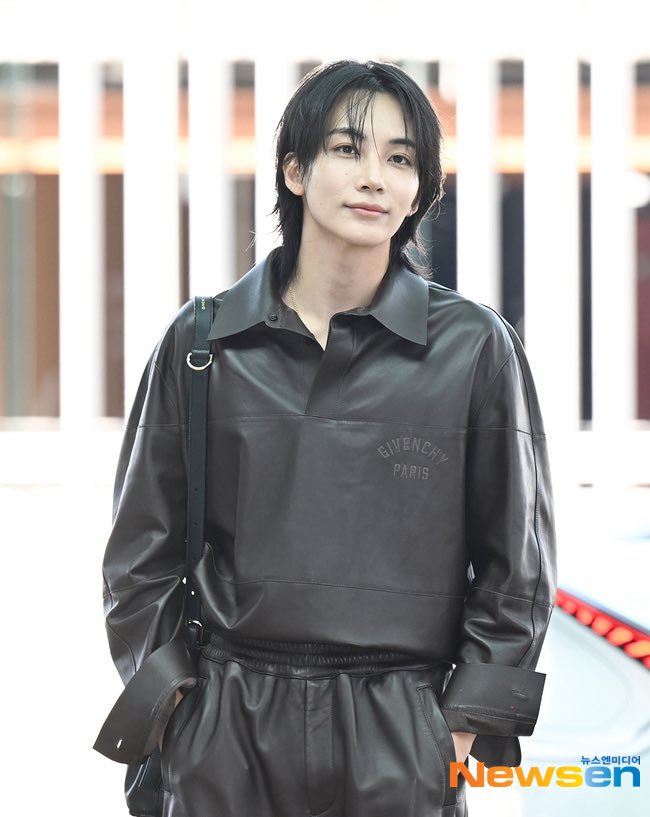 wonubliss's tweet photo. JEONGHAN ✈️ Paris Fashion Week 🤎 https://t.co/C5VNUFScJH